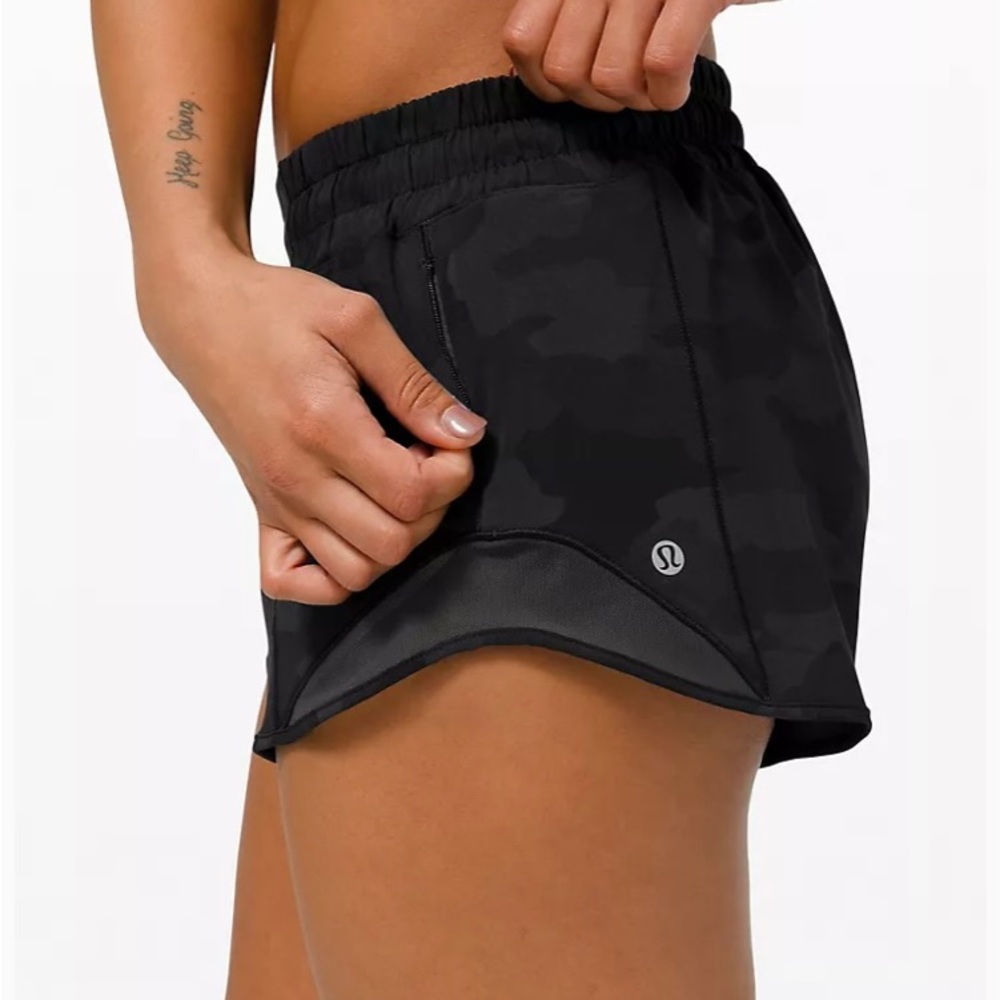 Lululemon Hotty Hot low rise shorts 2.5” with built-in liner size 6